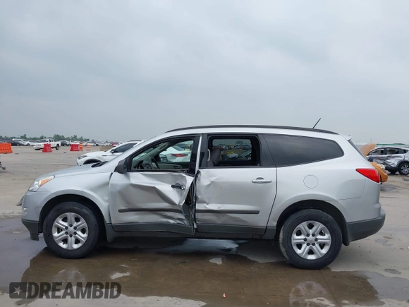 2012 Chevrolet Traverse LS z VIN 1GNKRFED2CJ354122, wystawiony jako IAAI lot #42267587 z przebiegiem 43 585 mil mil oraz . Historia ofert i sprzedaży dostępna na DreamBid. Obrazek 14.