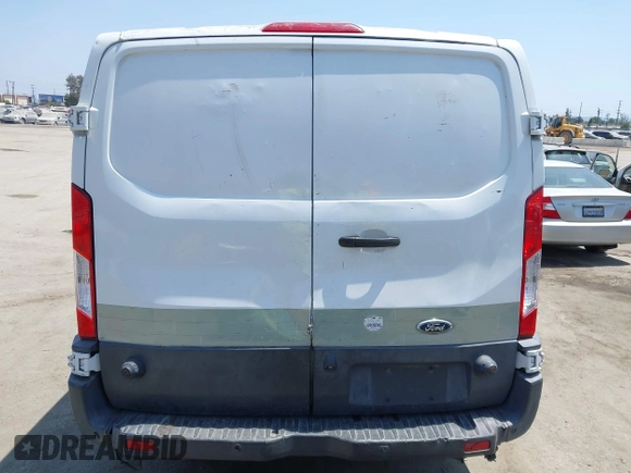 2018 Ford Transit z VIN 1FTYE1YM3JKA17396, wystawiony jako IAAI lot #42575062 z przebiegiem 68 063 mil mil oraz . Historia ofert i sprzedaży dostępna na DreamBid. Obrazek 16.