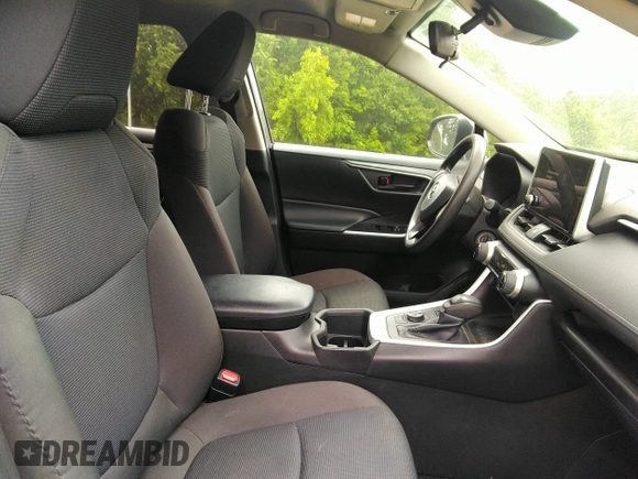 2023 Toyota RAV4 Hybrid LE z VIN 4T3MWRFV4PU090900, wystawiony jako IAAI lot #42299116 z przebiegiem 61 177 mil mil oraz . Historia ofert i sprzedaży dostępna na DreamBid. Obrazek 5.