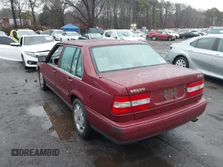 1997 Volvo S90 z VIN YV1KS9603V1117615, wystawiony jako IAAI lot #41059189 z przebiegiem 161 191 mil mil oraz . Historia ofert i sprzedaży dostępna na DreamBid. Obrazek 3.