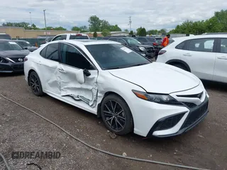 2023 Toyota Camry SE z VIN 4T1S11AK8PU110725, wystawiony jako IAAI lot #42307712 z przebiegiem 45 559 mil mil oraz . Historia ofert i sprzedaży dostępna na DreamBid. Obrazek 1.
