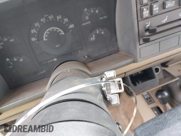 1989 GMC Sierra 2500 z VIN 1GTGK24K3KE532638, wystawiony jako IAAI lot #41830554 z przebiegiem 177 390 mil mil oraz . Historia ofert i sprzedaży dostępna na DreamBid. Obrazek 11.