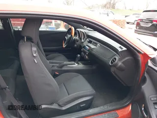 2012 Chevrolet Camaro 1LT z VIN 2G1FB1E36C9205287, wystawiony jako IAAI lot #42076941 z przebiegiem 86 155 mil mil oraz . Historia ofert i sprzedaży dostępna na DreamBid. Obrazek 5.