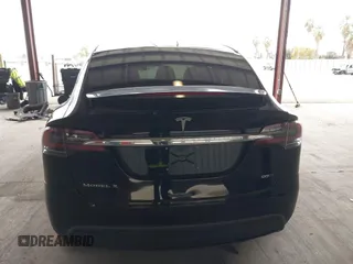 2017 Tesla Model X 90D z VIN 5YJXCAE21HF041207, wystawiony jako IAAI lot #41766065 z przebiegiem Nie podano mil oraz . Historia ofert i sprzedaży dostępna na DreamBid. Obrazek 16.