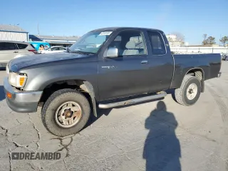 1995 Toyota T100 z VIN JT4VD22F4S0008399, wystawiony jako Copart lot #42249755 z przebiegiem 282 751 mil mil oraz Tytuł czysty. Historia ofert i sprzedaży dostępna na DreamBid. Obrazek 1.