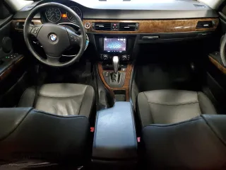 2009 BMW 3 Series 328i xDrive z VIN WBAPK73509A456299, wystawiony jako Copart lot #61068735 z przebiegiem 164 952 mil mil oraz Czysty tytuł • Clean title. Historia ofert i sprzedaży dostępna na DreamBid. Obrazek 8.