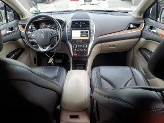 2018 Lincoln MKC Select z VIN 5LMCJ2D99JUL21181, wystawiony jako Copart lot #82827134 z przebiegiem 63 667 mil mil oraz Szkody całkowita. Historia ofert i sprzedaży dostępna na DreamBid. Obrazek 8.