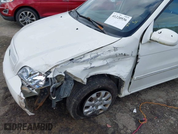 2005 Kia Sedona LX with VIN KNDUP132356708456, listed as a IAAI auction lot 41220936 with 172,960 mi miles. Bid and sale history available at carsss.com. Image 6.