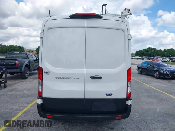 2021 Ford Transit Cargo z VIN 1FTBR1C81MKA40300, wystawiony jako IAAI lot #42707917 z przebiegiem 47 865 mil mil oraz . Historia ofert i sprzedaży dostępna na DreamBid. Obrazek 16.