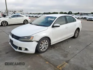 2013 Volkswagen Jetta SE z VIN 3VWDX7AJ5DM445332, wystawiony jako Copart lot #58622645 z przebiegiem 241 388 mil mil oraz Czysty tytuł • Clean title. Historia ofert i sprzedaży dostępna na DreamBid. Obrazek 1.