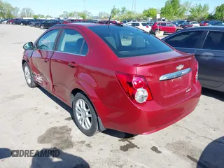 2014 Chevrolet Sonic LT z VIN 1G1JC5SH8E4153469, wystawiony jako IAAI lot #42181776 z przebiegiem 80 435 mil mil oraz . Historia ofert i sprzedaży dostępna na DreamBid. Obrazek 3.