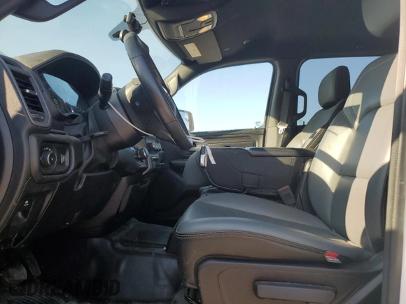 2024 Ram 1500 Tradesman z VIN 1C6SRFNT0RN225627, wystawiony jako Copart lot #69763084 z przebiegiem 4 563 mil mil oraz Szkoda całkowita • Salvage title. Historia ofert i sprzedaży dostępna na DreamBid. Obrazek 7.