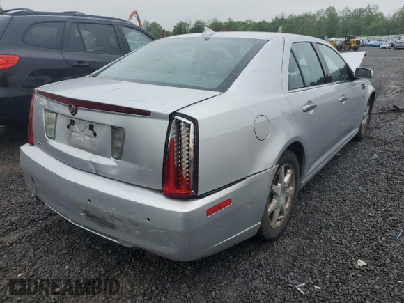 2011 Cadillac STS RWD z VIN 1G6DW6ED1B0118773, wystawiony jako Copart lot #55436495 z przebiegiem 83 591 mil mil oraz Szkody całkowita. Historia ofert i sprzedaży dostępna na DreamBid. Obrazek 3.