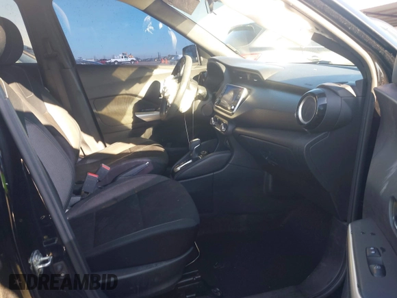 2019 Nissan Kicks SV z VIN 3N1CP5CU9KL568079, wystawiony jako IAAI lot #41219531 z przebiegiem 140 033 mil mil oraz . Historia ofert i sprzedaży dostępna na DreamBid. Obrazek 5.