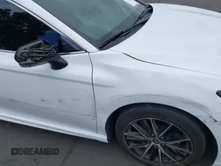 2022 Toyota Camry SE z VIN 4T1G11AK4NU675377, wystawiony jako IAAI lot #42057960 z przebiegiem 46 936 mil mil oraz . Historia ofert i sprzedaży dostępna na DreamBid. Obrazek 6.