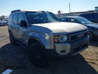 2024 Toyota Land Cruiser z VIN JTEABFAJ3RK001357, wystawiony jako IAAI lot #41206628 z przebiegiem 7060 mil mil oraz . Historia ofert i sprzedaży dostępna na DreamBid. Obrazek 1.