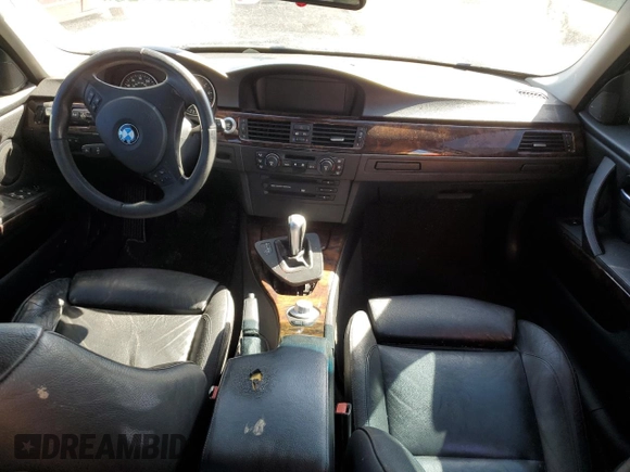 2006 BMW 3 Series 330i z VIN WBAVB33556KS36808, wystawiony jako Copart lot #50209425 z przebiegiem 156 235 mil mil oraz Czysty tytuł • Clean title. Historia ofert i sprzedaży dostępna na DreamBid. Obrazek 8.
