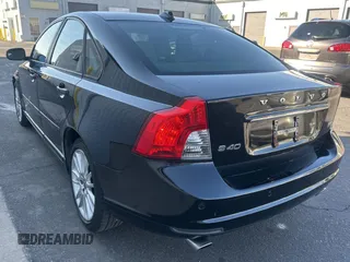 2011 Volvo S40 with VIN YV1672MS5B2539213, listed as a Copart auction lot 43647275 with 124,283 mi miles and Clean Title. Bid and sale history available at carsss.com. Image 3.