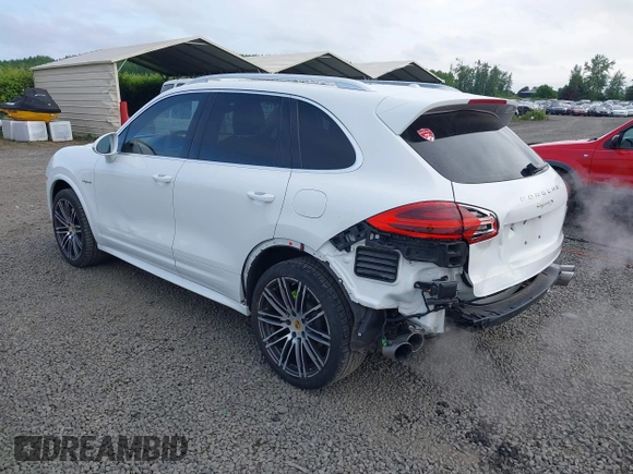 2016 Porsche Cayenne S E-Hybrid z VIN WP1AE2A22GLA17486, wystawiony jako IAAI lot #42229641 z przebiegiem 91 642 mil mil oraz . Historia ofert i sprzedaży dostępna na DreamBid. Obrazek 3.