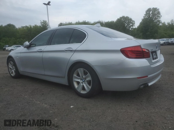 2013 BMW 5 Series 528i xDrive z VIN WBAXH5C54DD115031, wystawiony jako Copart lot #59045935 z przebiegiem 183 658 mil mil oraz Tytuł czysty. Historia ofert i sprzedaży dostępna na DreamBid. Obrazek 2.