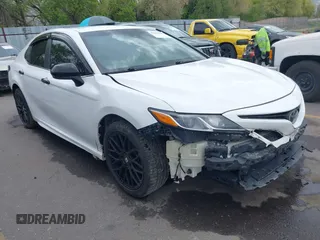 2020 Toyota Camry SE z VIN 4T1G11AKXLU908241, wystawiony jako IAAI lot #42093849 z przebiegiem 132 855 mil mil oraz . Historia ofert i sprzedaży dostępna na DreamBid. Obrazek 1.