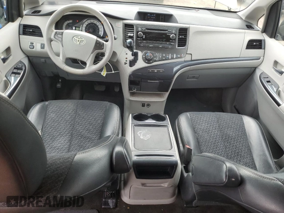 2012 Toyota Sienna SE z VIN 5TDXK3DC2CS199701, wystawiony jako Copart lot #50316225 z przebiegiem 212 383 mil mil oraz Szkoda całkowita • Salvage title. Historia ofert i sprzedaży dostępna na DreamBid. Obrazek 8.