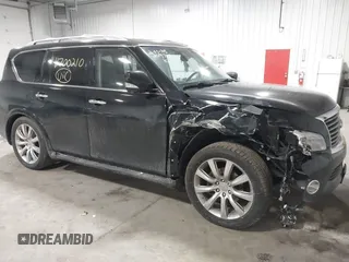2013 Infiniti QX56 z VIN JN8AZ2NE2D9060510, wystawiony jako IAAI lot #41700210 z przebiegiem 174 834 mil mil oraz . Historia ofert i sprzedaży dostępna na DreamBid. Obrazek 6.