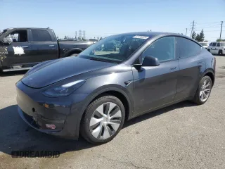 2024 Tesla Model Y Long Range with VIN 7SAYGDEE2RA223052, listed as a Copart auction lot 61485025 with 13,268 mi miles and Salvage title. Bid and sale history available at DreamBid. Image 1.