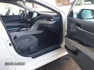 2024 Toyota Camry LE z VIN 4T1C11AK4RU864390, wystawiony jako IAAI lot #42212311 z przebiegiem 17 107 mil mil oraz . Historia ofert i sprzedaży dostępna na DreamBid. Obrazek 5.