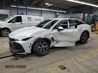 2023 Toyota Crown XLE z VIN JTDAAAAF3P3014834, wystawiony jako Copart lot #50946785 z przebiegiem 28 117 mil mil oraz Szkoda całkowita • Salvage title. Historia ofert i sprzedaży dostępna na DreamBid. Obrazek 1.