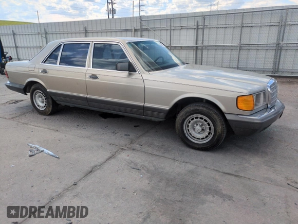 1985 Mercedes-Benz 500 SEL z VIN WDBCA37D4FA159349, wystawiony jako Copart lot #56601725 z przebiegiem 168 327 mil mil oraz Czysty tytuł • Clean title. Historia ofert i sprzedaży dostępna na DreamBid. Obrazek 4.