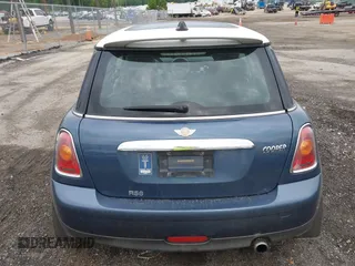 2010 MINI Hardtop z VIN WMWMF3C5XATZ26122, wystawiony jako IAAI lot #42377547 z przebiegiem 198 506 mil mil oraz . Historia ofert i sprzedaży dostępna na DreamBid. Obrazek 15.