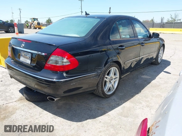2007 Mercedes-Benz E 550 z VIN WDBUF72X57B021832, wystawiony jako IAAI lot #42383326 z przebiegiem 136 460 mil mil oraz . Historia ofert i sprzedaży dostępna na DreamBid. Obrazek 4.