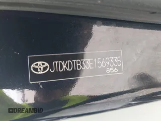 2014 Toyota Prius One z VIN JTDKDTB33E1569335, wystawiony jako IAAI lot #42483772 z przebiegiem Nie podano mil oraz . Historia ofert i sprzedaży dostępna na DreamBid. Obrazek 9.