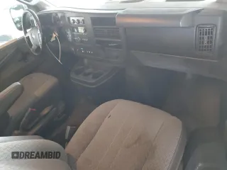 2017 GMC Savana Cargo z VIN 1GTW7AFF0H1296957, wystawiony jako Copart lot #58577405 z przebiegiem 186 773 mil mil oraz Tytuł czysty. Historia ofert i sprzedaży dostępna na DreamBid. Obrazek 8.