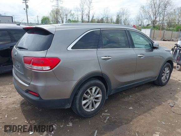 2016 Kia Sorento LX with VIN 5XYPG4A57GG003204, listed as a IAAI auction lot 42053975 with 189,653 mi miles. Bid and sale history available at carsss.com. Image 4.