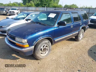 2000 Chevrolet Blazer LT z VIN 1GNDT13W2Y2145868, wystawiony jako IAAI lot #42445473 z przebiegiem 134 019 mil mil oraz . Historia ofert i sprzedaży dostępna na DreamBid. Obrazek 2.
