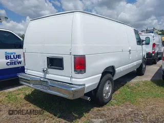 2013 Ford Econoline Cargo Commercial z VIN 1FTNE2EW8DDB01110, wystawiony jako IAAI lot #42290270 z przebiegiem 241 988 mil mil oraz . Historia ofert i sprzedaży dostępna na DreamBid. Obrazek 4.