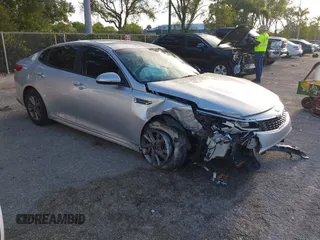 2020 Kia Optima SE z VIN 5XXGT4L33LG438808, wystawiony jako IAAI lot #41901977 z przebiegiem 111 126 mil mil oraz . Historia ofert i sprzedaży dostępna na DreamBid. Obrazek 1.