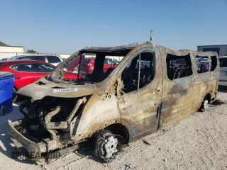 2018 Ford Transit Passenger XL z VIN 1FBZX2YG7JKA80911, wystawiony jako Copart lot #71194044 z przebiegiem Nie podano mil oraz Nie do naprawy. Historia ofert i sprzedaży dostępna na DreamBid. Obrazek 1.