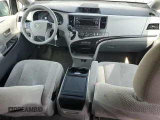 2013 Toyota Sienna LE AAS z VIN 5TDKK3DC8DS367482, wystawiony jako Copart lot #61925235 z przebiegiem 85 285 mil mil oraz Szkoda całkowita • Salvage title. Historia ofert i sprzedaży dostępna na DreamBid. Obrazek 8.