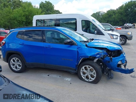 2024 Jeep Compass Latitude с VIN 3C4NJDBNXRT118589, выставлен на аукционе IAAI как лот 42597240 с пробегом 32 098 миль миль и . История ставок и продаж доступна на DreamBid. Изображение 13.