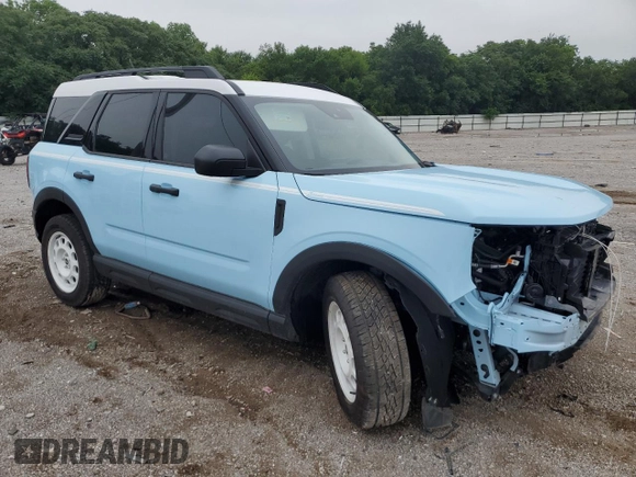 2024 Ford Bronco Sport Heritage z VIN 3FMCR9G60RRF28499, wystawiony jako Copart lot #59155805 z przebiegiem 1 451 mil mil oraz Czysty tytuł • Clean title. Historia ofert i sprzedaży dostępna na DreamBid. Obrazek 4.