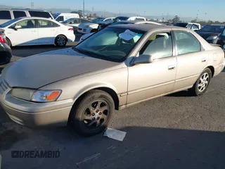 1998 Toyota Camry LE z VIN 4T1BF28K4WU057663, wystawiony jako IAAI lot #41329614 z przebiegiem 145 034 mil mil oraz . Historia ofert i sprzedaży dostępna na DreamBid. Obrazek 2.