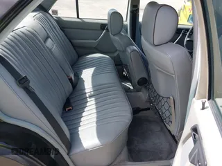 1987 Mercedes-Benz 300 with VIN WDBEA30D8HA397811, listed as a IAAI auction lot 41868336 with 124,720 mi miles. Bid and sale history available at carsss.com. Image 8.