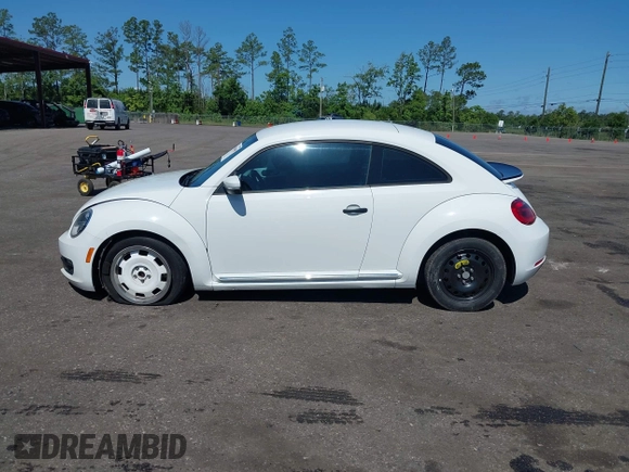 2015 Volkswagen Beetle Fleet Edition z VIN 3VWF17AT0FM655321, wystawiony jako IAAI lot #42386548 z przebiegiem 120 215 mil mil oraz . Historia ofert i sprzedaży dostępna na DreamBid. Obrazek 14.