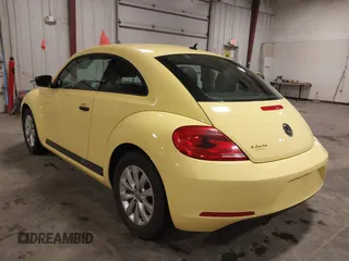2015 Volkswagen Beetle Classic z VIN 3VWF17AT0FM611710, wystawiony jako IAAI lot #42209254 z przebiegiem 87 583 mil mil oraz . Historia ofert i sprzedaży dostępna na DreamBid. Obrazek 3.