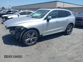 2020 Volvo XC60 Momentum z VIN YV4102DK8L1429104, wystawiony jako IAAI lot #42432652 z przebiegiem 35 429 mil mil oraz . Historia ofert i sprzedaży dostępna na DreamBid. Obrazek 2.
