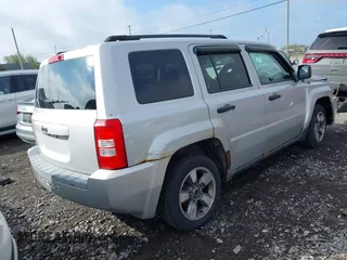 2008 Jeep Patriot Sport z VIN 1J8FF28W78D749498, wystawiony jako IAAI lot #42176034 z przebiegiem 154 625 mil mil oraz . Historia ofert i sprzedaży dostępna na DreamBid. Obrazek 4.