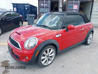2014 MINI Convertible S z VIN WMWZP3C56ET707702, wystawiony jako IAAI lot #42431046 z przebiegiem 65 726 mil mil oraz . Historia ofert i sprzedaży dostępna na DreamBid. Obrazek 17.